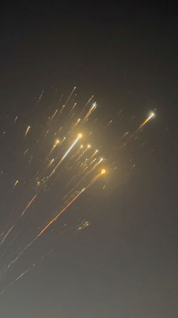 ▲▼美國太空探索科技公司(SpaceX)「星艦」(Starship)第8次試射失敗,在巴哈馬可見其爆炸殘骸劃過天空。(圖/路透)