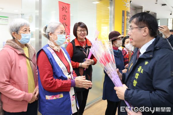 ▲台南市長黃偉哲7日上午特別帶著火鶴花,來到民治與永華市政中心,發送給洽公的女性民眾,及聯合服務中心的女性同仁與志工,祝福國際婦女節快樂。(圖/記者林東良翻攝,下同)
