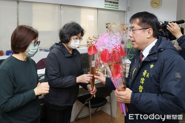 ▲台南市長黃偉哲7日上午特別帶著火鶴花,來到民治與永華市政中心,發送給洽公的女性民眾,及聯合服務中心的女性同仁與志工,祝福國際婦女節快樂。(圖/記者林東良翻攝,下同)