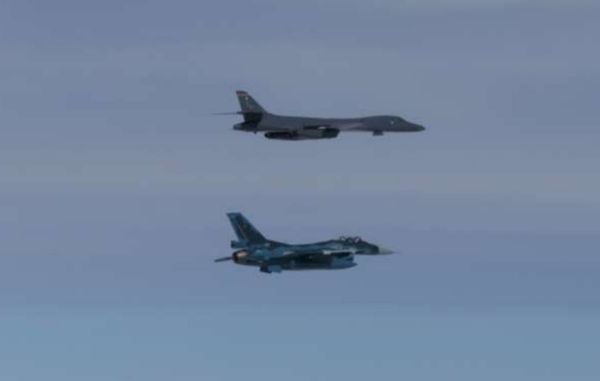 ▲▼美軍B-1B與日本戰機聯合訓練。(圖/日本航空自衛隊)