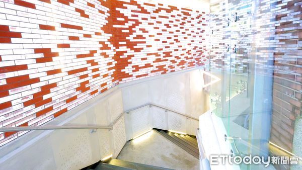 ▲基隆城隍廟地下道改造煥新貌。(圖/記者郭世賢翻攝)