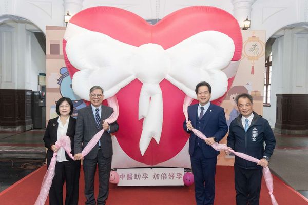 ▲代理市長邱臣遠偕同與會來賓進行啟用儀式。(圖/新竹市政府提供)