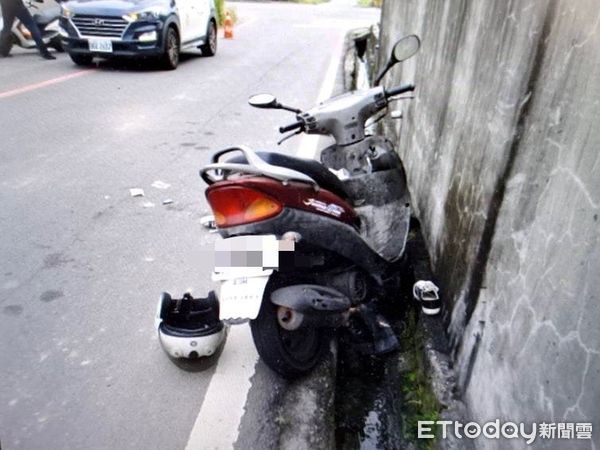 ▲高雄男撞圍牆摔進水溝。(圖/記者許宥孺翻攝)