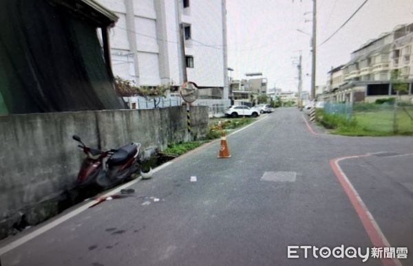 ▲高雄男撞圍牆摔進水溝。(圖/記者許宥孺翻攝)