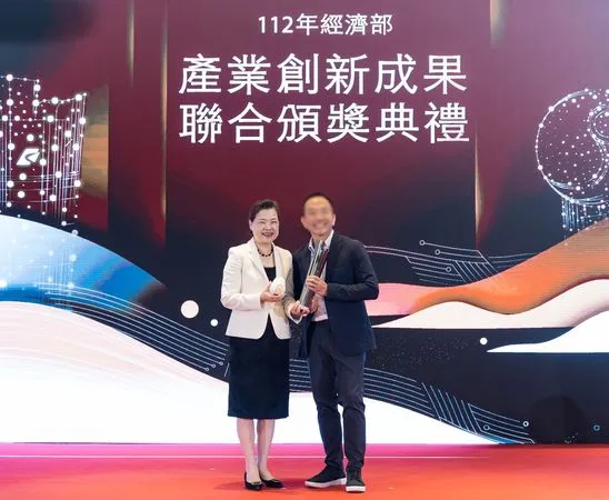 ▲▼雲云科技董事長曾志新(右)2023年獲國家產業創新獎 。(圖/翻攝Cubo Ai 智慧寶寶攝影機臉書)