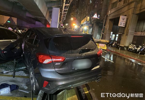 ▲▼ 無照少年開車撞毀17機車,下場慘了 。(圖/記者陸運陞翻攝)