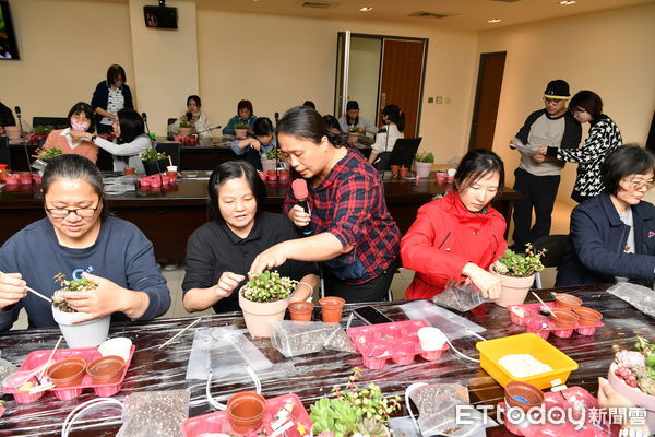 ▲▼台中警察局有近2成女性,警局長祝福女王們婦女節快樂。(圖/警方提供,下同)