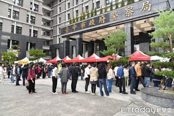 ▲▼台中警察局有近2成女性,警局長祝福女王們婦女節快樂。(圖/警方提供,下同)