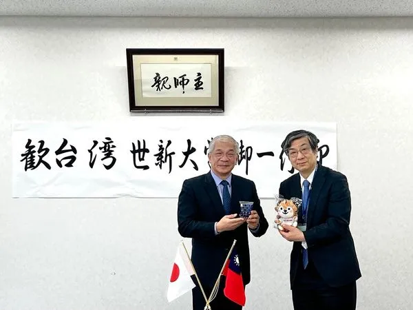 ▲ 目白大學校長太原孝英(右)致贈校內合作工藝品表示情誼。(圖/世新大學提供)