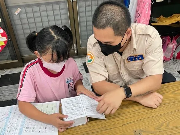 ▲▼替代役執行溫馨關懷弱勢學童課後照顧勤務。(圖/內政部提供)