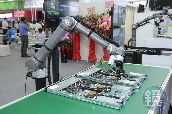 達明總經理陳尚昊表示,隨著語言模型(LM)蓬勃的發展,未來的機械手臂會長出有對話能力的腦袋,將徹底一改過去執行模式。(本刊資料照)