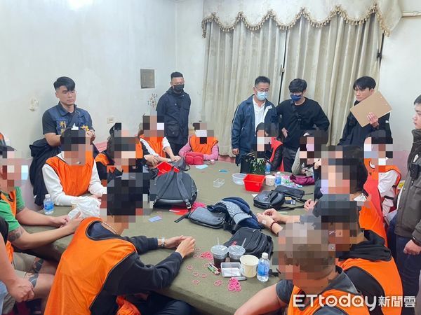 ▲▼苓雅分局警查獲天九牌賭場。(圖/記者吳世龍翻攝)