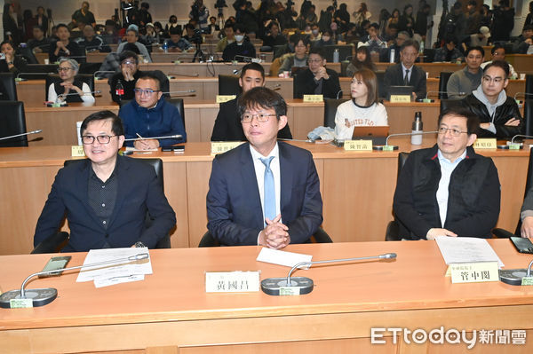 ▲▼和碩科技董事長童子賢(前排左起)、黃國昌、中研院院士管中閔出席民眾黨「台灣AI產業與能源政策的挑戰與展望」論壇。(圖/記者李毓康攝)