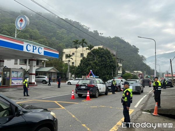 ▲警環單位於新中橫公路聯合稽查,開罰違規、噪音車。(圖/記者高堂堯翻攝)