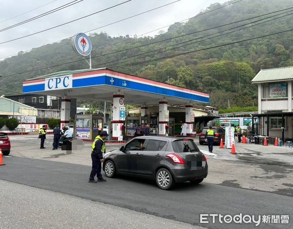 ▲警環單位於新中橫公路聯合稽查,開罰違規、噪音車。(圖/記者高堂堯翻攝,下同)