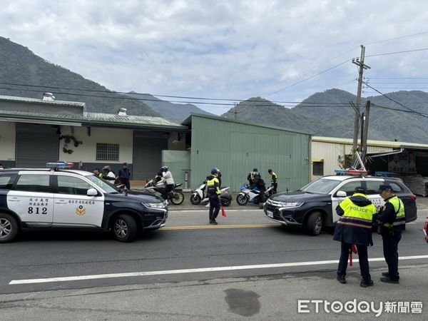 ▲警環單位於新中橫公路聯合稽查,開罰違規、噪音車。(圖/記者高堂堯翻攝)