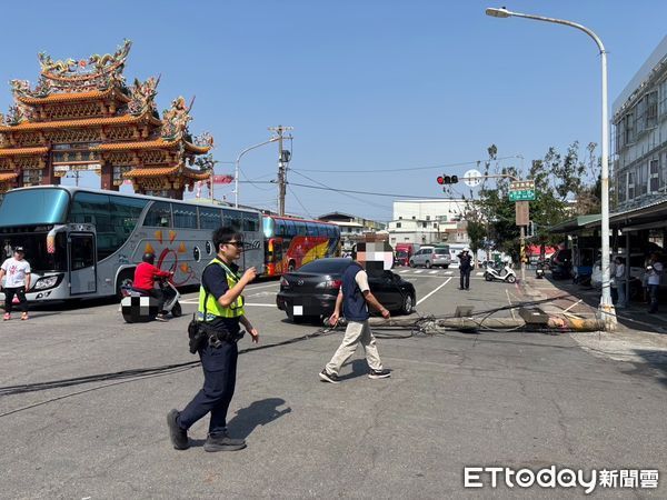 ▲▼貨車勾到電線,導致電桿倒塌擦撞到轎車。(圖/記者許宥孺翻攝)