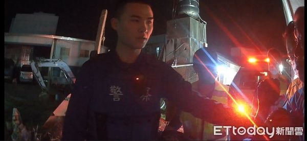 ▲老翁因身體不適無助地蹲坐在路旁,暖警協助返家 。(圖/記者楊漢聲翻攝)