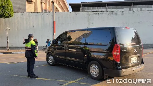 ▲▼前民眾黨主席柯文哲座車從土城看守所出發。(圖/記者湯興漢攝)