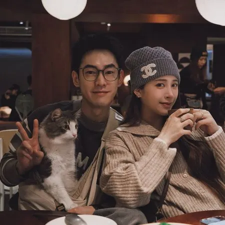 ▲激吻歐陽妮妮!張書豪堅持戴婚戒 原因超閃:一切財富時間都屬你。(圖/翻攝自張書豪IG)