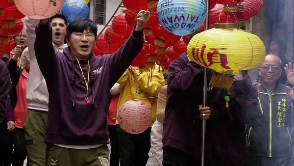 ▲▼在節目《綜藝大集合》錄影時,Terry江振愷手中的燈籠突然燒了起來,不僅如此,在遊戲過程中,胡瓜(如圖)還3度惡整阿翔,讓對方嚇到當場在地上滾了圈 。(圖/民視提供)