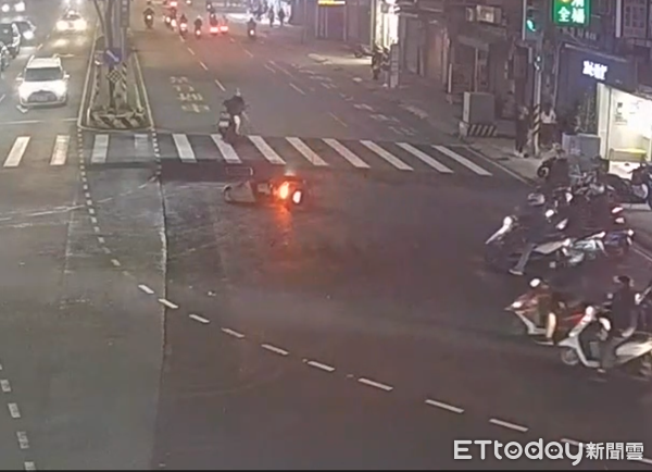 ▲搶黃燈的陳女與甫變綠燈一馬衝出的林女發踫撞。(圖/中壢警分局提供、下同)