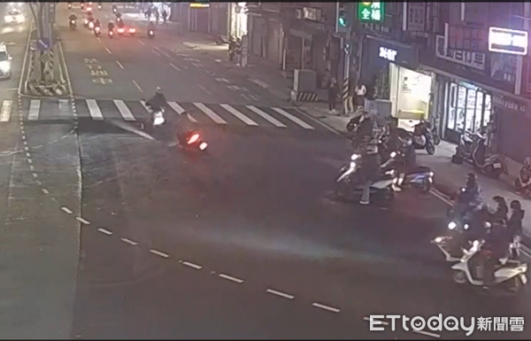 ▲搶黃燈的陳女與甫變綠燈一馬衝出的林女發踫撞。(圖/中壢警分局提供、下同)