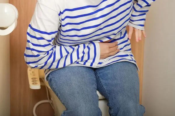 一名女網友透露自己飽受腸躁症所苦,常放臭屁,最後竟用「筆蓋插肛門」。(示意圖,photoAC)