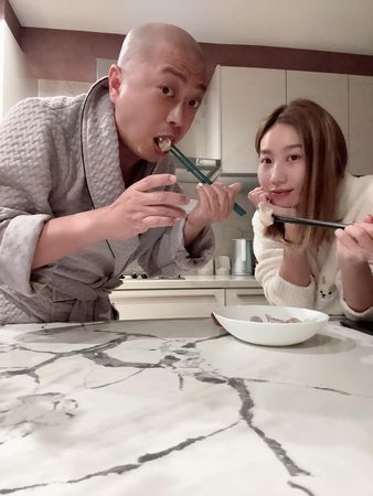 ▲真面目不藏了!直播到一半Paul發飆狂酸 妻退出鏡頭:我懷孕了 。(圖/翻攝自Facebook/Paul與咪咪的朱式會社)