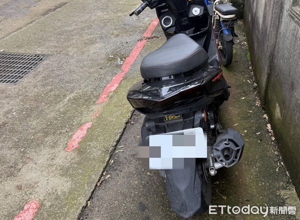 ▲網友直指被灌膠的主因是改了排氣管。(圖/中壢警分局提供)