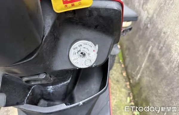 ▲機車違規停紅線,鑰匙孔慘遭灌膠。(圖/中壢警分局提供)