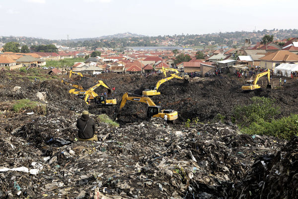 ▲▼2024年8月,烏干達首都坎帕拉(Kampala)發生駭人意外,基特易茲(Kiteezi)垃圾場發生倒塌意外,造成至少30人被活埋身亡。(圖/達志影像/美聯社)