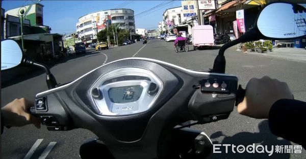 ▲里港警分局九如分駐所警員陳俊嘉助陳姓阿嬤返家 。(圖/記者陳崑福翻攝)