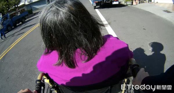 ▲里港警分局九如分駐所警員陳俊嘉助陳姓阿嬤返家 。(圖/記者陳崑福翻攝)