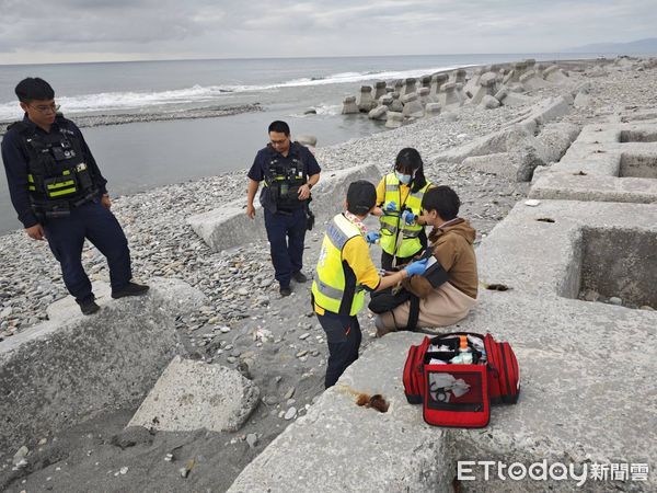 ▲民眾受困沙洲警消協力救援。(圖/記者楊漢聲翻攝)