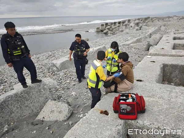 ▲民眾受困沙洲警消協力救援。(圖/記者楊漢聲翻攝)