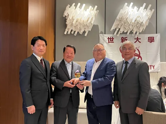 ▲ 董事長周成虎(右二)與校長陳清河(右一)致贈日本世新大學校友會成立紀念牌,恭賀成立圓滿,並期待會務順利,由籌辦會會長詹德薰(左二)、創會會長賴本勉(左一)代表受贈。(圖/世新大學提供)