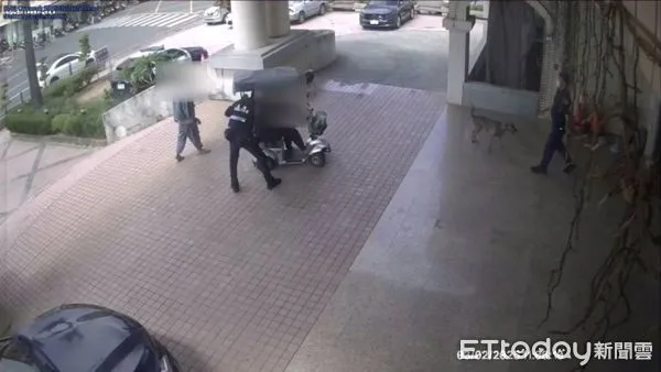 ▲恆春警分局建民派出所員警助古婦返家 。(圖/記者陳崑福翻攝)