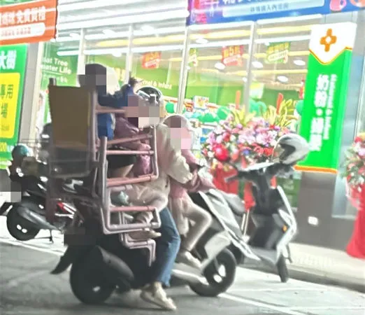 ▲台南3寶媽「機車後座疊疊樂」被網友PO網引安全熱議,永康警方派員安全宣導,惟發現其家困難,依職權通報社會局及永康區公所進行了解協助。圖/翻攝自Threads/loveshe911)