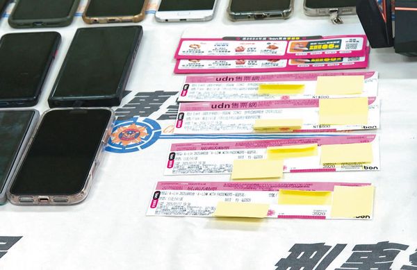 刑事局破獲劉旻岳夫妻檔黃牛集團,查扣多支手機及黃牛門票。(鏡新聞提供)
