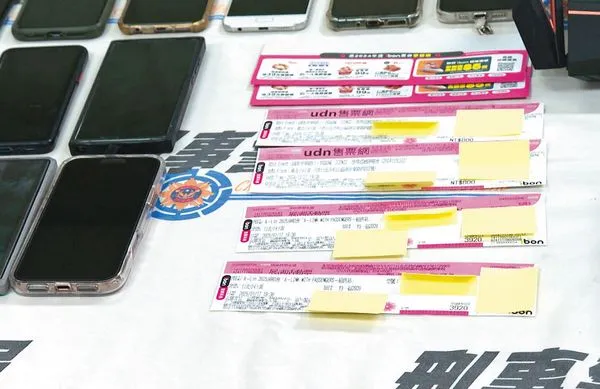 刑事局破獲劉旻岳夫妻檔黃牛集團,查扣多支手機及黃牛門票。(鏡新聞提供)
