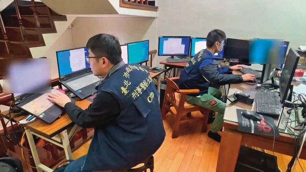 北檢指揮刑事局破獲全台最大黃牛集團機房,查扣多部電腦及手機。(鏡新聞提供)