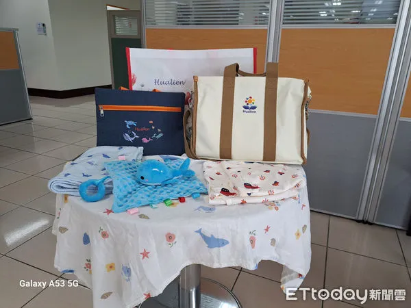 ▲▼新生兒祝福禮內含帆布育兒包、開襟包屁衣、紗布巾、安撫巾、尿布墊等多項實用好物。(圖/花蓮縣政府提供,下同)
