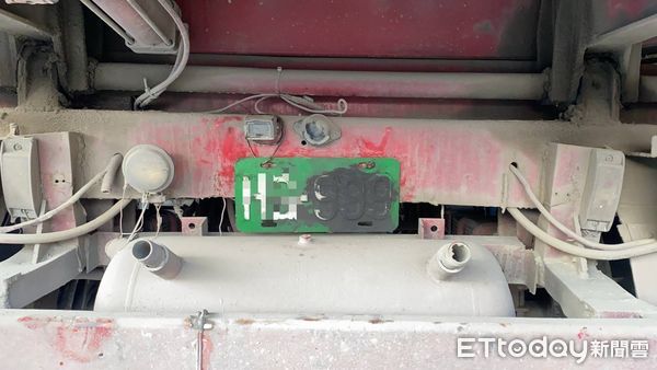 ▲曳引車違規被吊銷車牌,郭男挪用他車、網路買偽造車牌應急被查獲,吃上罰單還被法辦。(圖/記者楊永盛翻攝)