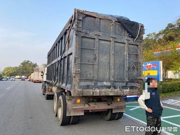 ▲曳引車違規被吊銷車牌,郭男挪用他車、網路買偽造車牌應急被查獲,吃上罰單還被法辦。(圖/記者楊永盛翻攝)
