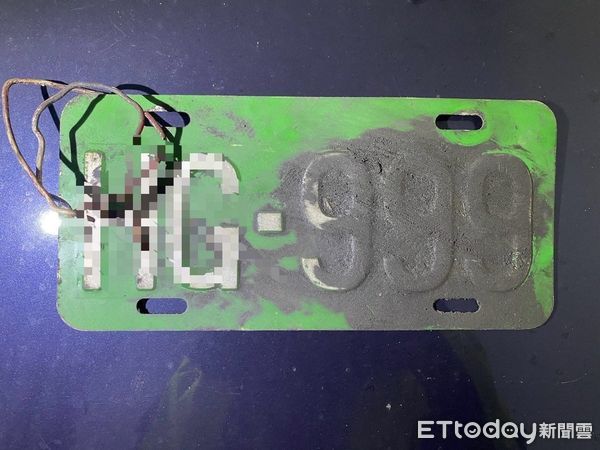 ▲曳引車違規被吊銷車牌,郭男挪用他車、網路買偽造車牌應急被查獲,吃上罰單還被法辦。(圖/記者楊永盛翻攝)