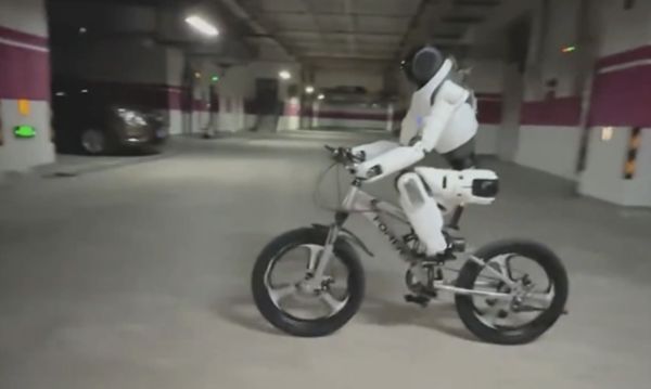 ▲▼陸人形機器人「靈犀X2」發表 結合AI展現強大互動力。(圖/翻攝智元機器人)