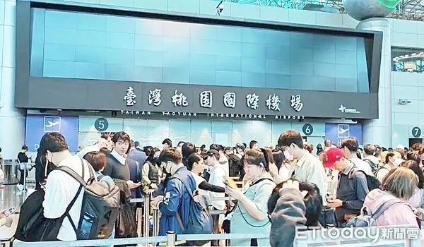 ▲桃園國際機場第二航廈今天中午12時發生停電事件,航班螢幕與報到櫃台都停擺。(圖/記者沈繼昌翻攝)