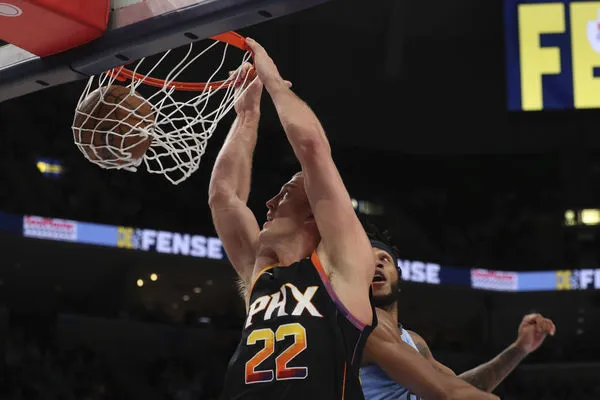 ▲▼太陽中鋒普朗李、火箭「水行俠」亞當斯。(圖/達志影像/美聯社)