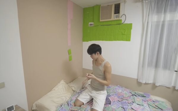 ▲Andy在狹小套房裡拍攝各種企劃。(圖/翻攝自YouTube/Andy老師、chianing_baby IG)